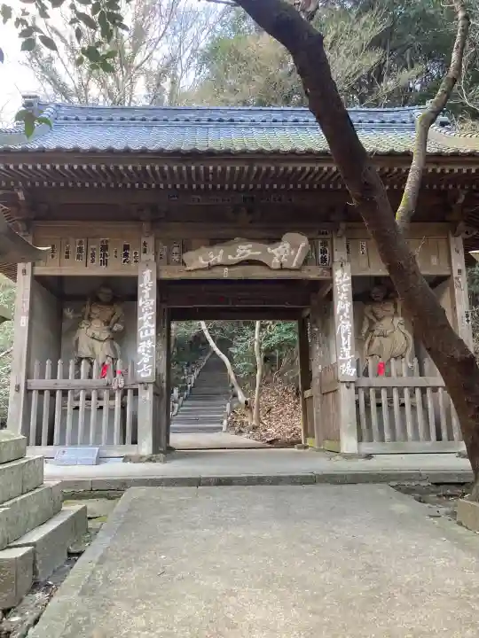 弥谷寺の{uncategorized: "未分類", other: "その他", undefined: "問題あり", building: "その他建物", grave: "お墓", sacred_gate: "鳥居", guardian: "狛犬", statue: "像", buddha: "仏像", history: "歴史", nature: "自然", garden: "庭園", animal: "動物", pagoda: "塔", temizu: "手水舎", mountain_gate: "山門・神門", sanctuary: "本殿・本堂", subordinate: "末社・摂社", art: "芸術", scenery: "景色", jizo: "地蔵", ema: "絵馬", goshuin: "御朱印", omikuji: "おみくじ", items: "授与品その他", amulet: "お守り", goshuincho: "御朱印帳", eats: "食事", festival: "お祭り", votive_dance: "神楽", shichigosan: "七五三参", wedding: "結婚式", experience: "体験その他", initially: "初詣", around: "周辺", anti_infection: "感染症対策"}