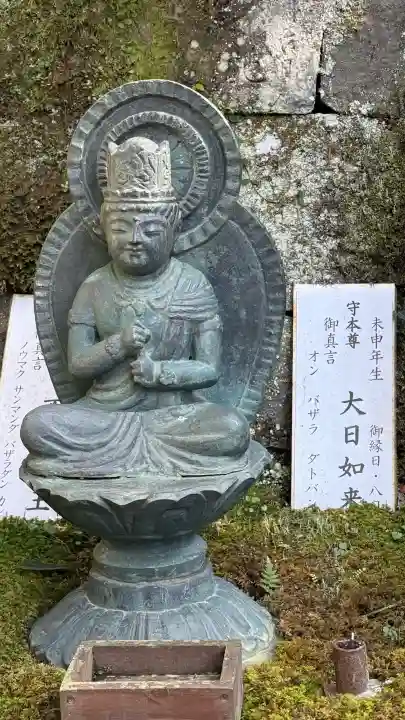 大本山七宝瀧寺の{uncategorized: "未分類", other: "その他", undefined: "問題あり", building: "その他建物", grave: "お墓", sacred_gate: "鳥居", guardian: "狛犬", statue: "像", buddha: "仏像", history: "歴史", nature: "自然", garden: "庭園", animal: "動物", pagoda: "塔", temizu: "手水舎", mountain_gate: "山門・神門", sanctuary: "本殿・本堂", subordinate: "末社・摂社", art: "芸術", scenery: "景色", jizo: "地蔵", ema: "絵馬", goshuin: "御朱印", omikuji: "おみくじ", items: "授与品その他", amulet: "お守り", goshuincho: "御朱印帳", eats: "食事", festival: "お祭り", votive_dance: "神楽", shichigosan: "七五三参", wedding: "結婚式", experience: "体験その他", initially: "初詣", around: "周辺", anti_infection: "感染症対策"}