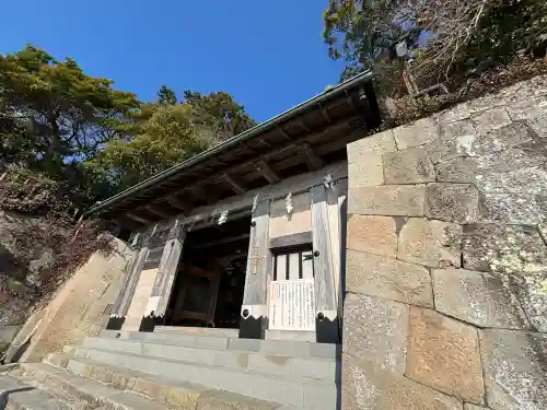 久能山東照宮の{uncategorized: "未分類", other: "その他", undefined: "問題あり", building: "その他建物", grave: "お墓", sacred_gate: "鳥居", guardian: "狛犬", statue: "像", buddha: "仏像", history: "歴史", nature: "自然", garden: "庭園", animal: "動物", pagoda: "塔", temizu: "手水舎", mountain_gate: "山門・神門", sanctuary: "本殿・本堂", subordinate: "末社・摂社", art: "芸術", scenery: "景色", jizo: "地蔵", ema: "絵馬", goshuin: "御朱印", omikuji: "おみくじ", items: "授与品その他", amulet: "お守り", goshuincho: "御朱印帳", eats: "食事", festival: "お祭り", votive_dance: "神楽", shichigosan: "七五三参", wedding: "結婚式", experience: "体験その他", initially: "初詣", around: "周辺", anti_infection: "感染症対策"}