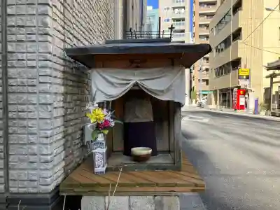 道祖神（小伝馬町）の{uncategorized: "未分類", other: "その他", undefined: "問題あり", building: "その他建物", grave: "お墓", sacred_gate: "鳥居", guardian: "狛犬", statue: "像", buddha: "仏像", history: "歴史", nature: "自然", garden: "庭園", animal: "動物", pagoda: "塔", temizu: "手水舎", mountain_gate: "山門・神門", sanctuary: "本殿・本堂", subordinate: "末社・摂社", art: "芸術", scenery: "景色", jizo: "地蔵", ema: "絵馬", goshuin: "御朱印", omikuji: "おみくじ", items: "授与品その他", amulet: "お守り", goshuincho: "御朱印帳", eats: "食事", festival: "お祭り", votive_dance: "神楽", shichigosan: "七五三参", wedding: "結婚式", experience: "体験その他", initially: "初詣", around: "周辺", anti_infection: "感染症対策"}