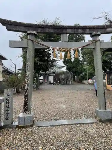 三ツ石神社の鳥居