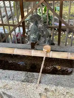 神明社の手水舎