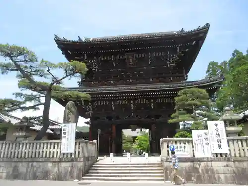 清凉寺の山門