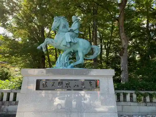 象山神社の像