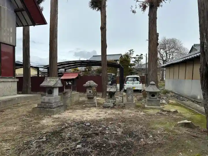 氷鉋斗賣神社の{uncategorized: "未分類", other: "その他", undefined: "問題あり", building: "その他建物", grave: "お墓", sacred_gate: "鳥居", guardian: "狛犬", statue: "像", buddha: "仏像", history: "歴史", nature: "自然", garden: "庭園", animal: "動物", pagoda: "塔", temizu: "手水舎", mountain_gate: "山門・神門", sanctuary: "本殿・本堂", subordinate: "末社・摂社", art: "芸術", scenery: "景色", jizo: "地蔵", ema: "絵馬", goshuin: "御朱印", omikuji: "おみくじ", items: "授与品その他", amulet: "お守り", goshuincho: "御朱印帳", eats: "食事", festival: "お祭り", votive_dance: "神楽", shichigosan: "七五三参", wedding: "結婚式", experience: "体験その他", initially: "初詣", around: "周辺", anti_infection: "感染症対策"}