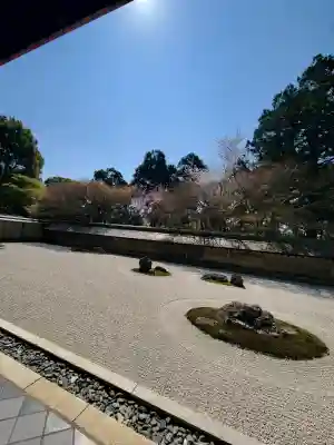 龍安寺の{uncategorized: "未分類", other: "その他", undefined: "問題あり", building: "その他建物", grave: "お墓", sacred_gate: "鳥居", guardian: "狛犬", statue: "像", buddha: "仏像", history: "歴史", nature: "自然", garden: "庭園", animal: "動物", pagoda: "塔", temizu: "手水舎", mountain_gate: "山門・神門", sanctuary: "本殿・本堂", subordinate: "末社・摂社", art: "芸術", scenery: "景色", jizo: "地蔵", ema: "絵馬", goshuin: "御朱印", omikuji: "おみくじ", items: "授与品その他", amulet: "お守り", goshuincho: "御朱印帳", eats: "食事", festival: "お祭り", votive_dance: "神楽", shichigosan: "七五三参", wedding: "結婚式", experience: "体験その他", initially: "初詣", around: "周辺", anti_infection: "感染症対策"}