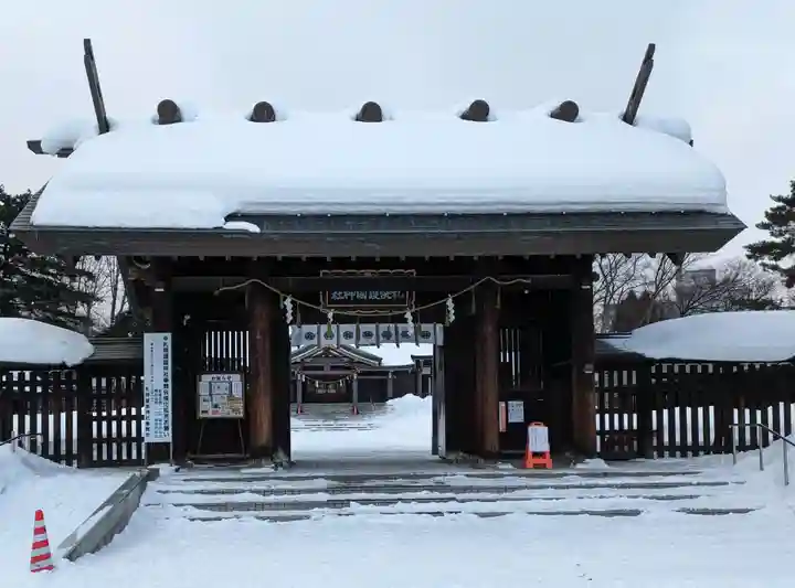 札幌護國神社の山門・神門