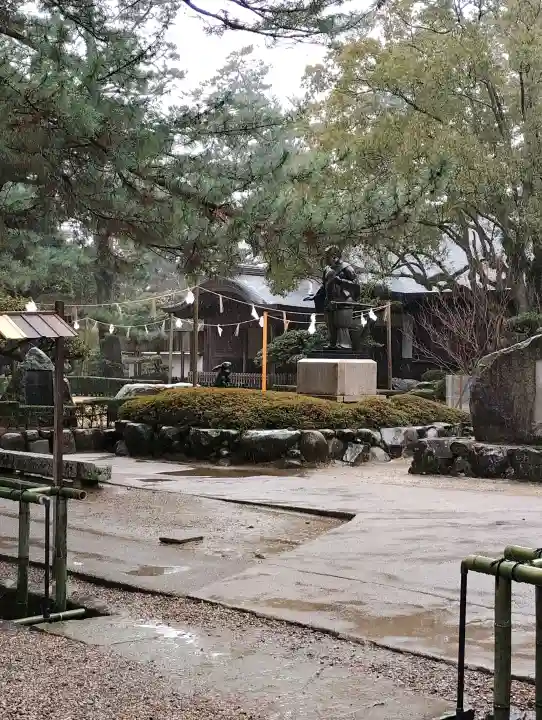 出雲大社の{uncategorized: "未分類", other: "その他", undefined: "問題あり", building: "その他建物", grave: "お墓", sacred_gate: "鳥居", guardian: "狛犬", statue: "像", buddha: "仏像", history: "歴史", nature: "自然", garden: "庭園", animal: "動物", pagoda: "塔", temizu: "手水舎", mountain_gate: "山門・神門", sanctuary: "本殿・本堂", subordinate: "末社・摂社", art: "芸術", scenery: "景色", jizo: "地蔵", ema: "絵馬", goshuin: "御朱印", omikuji: "おみくじ", items: "授与品その他", amulet: "お守り", goshuincho: "御朱印帳", eats: "食事", festival: "お祭り", votive_dance: "神楽", shichigosan: "七五三参", wedding: "結婚式", experience: "体験その他", initially: "初詣", around: "周辺", anti_infection: "感染症対策"}