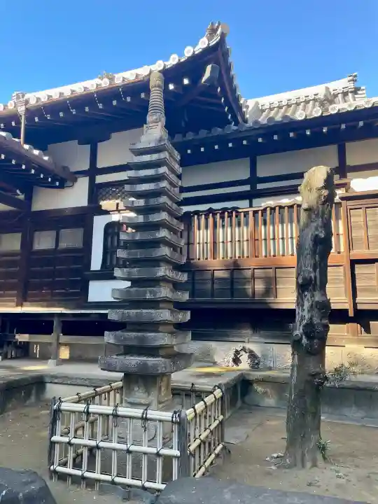 本立寺の{uncategorized: "未分類", other: "その他", undefined: "問題あり", building: "その他建物", grave: "お墓", sacred_gate: "鳥居", guardian: "狛犬", statue: "像", buddha: "仏像", history: "歴史", nature: "自然", garden: "庭園", animal: "動物", pagoda: "塔", temizu: "手水舎", mountain_gate: "山門・神門", sanctuary: "本殿・本堂", subordinate: "末社・摂社", art: "芸術", scenery: "景色", jizo: "地蔵", ema: "絵馬", goshuin: "御朱印", omikuji: "おみくじ", items: "授与品その他", amulet: "お守り", goshuincho: "御朱印帳", eats: "食事", festival: "お祭り", votive_dance: "神楽", shichigosan: "七五三参", wedding: "結婚式", experience: "体験その他", initially: "初詣", around: "周辺", anti_infection: "感染症対策"}