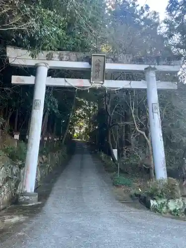 芳養八幡神社の{uncategorized: "未分類", other: "その他", undefined: "問題あり", building: "その他建物", grave: "お墓", sacred_gate: "鳥居", guardian: "狛犬", statue: "像", buddha: "仏像", history: "歴史", nature: "自然", garden: "庭園", animal: "動物", pagoda: "塔", temizu: "手水舎", mountain_gate: "山門・神門", sanctuary: "本殿・本堂", subordinate: "末社・摂社", art: "芸術", scenery: "景色", jizo: "地蔵", ema: "絵馬", goshuin: "御朱印", omikuji: "おみくじ", items: "授与品その他", amulet: "お守り", goshuincho: "御朱印帳", eats: "食事", festival: "お祭り", votive_dance: "神楽", shichigosan: "七五三参", wedding: "結婚式", experience: "体験その他", initially: "初詣", around: "周辺", anti_infection: "感染症対策"}