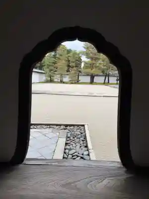 相国寺（相国承天禅寺）の{uncategorized: "未分類", other: "その他", undefined: "問題あり", building: "その他建物", grave: "お墓", sacred_gate: "鳥居", guardian: "狛犬", statue: "像", buddha: "仏像", history: "歴史", nature: "自然", garden: "庭園", animal: "動物", pagoda: "塔", temizu: "手水舎", mountain_gate: "山門・神門", sanctuary: "本殿・本堂", subordinate: "末社・摂社", art: "芸術", scenery: "景色", jizo: "地蔵", ema: "絵馬", goshuin: "御朱印", omikuji: "おみくじ", items: "授与品その他", amulet: "お守り", goshuincho: "御朱印帳", eats: "食事", festival: "お祭り", votive_dance: "神楽", shichigosan: "七五三参", wedding: "結婚式", experience: "体験その他", initially: "初詣", around: "周辺", anti_infection: "感染症対策"}