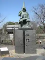 加藤神社の像