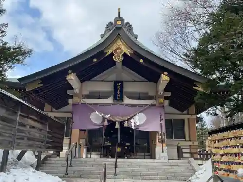 彌彦神社　(伊夜日子神社)の{uncategorized: "未分類", other: "その他", undefined: "問題あり", building: "その他建物", grave: "お墓", sacred_gate: "鳥居", guardian: "狛犬", statue: "像", buddha: "仏像", history: "歴史", nature: "自然", garden: "庭園", animal: "動物", pagoda: "塔", temizu: "手水舎", mountain_gate: "山門・神門", sanctuary: "本殿・本堂", subordinate: "末社・摂社", art: "芸術", scenery: "景色", jizo: "地蔵", ema: "絵馬", goshuin: "御朱印", omikuji: "おみくじ", items: "授与品その他", amulet: "お守り", goshuincho: "御朱印帳", eats: "食事", festival: "お祭り", votive_dance: "神楽", shichigosan: "七五三参", wedding: "結婚式", experience: "体験その他", initially: "初詣", around: "周辺", anti_infection: "感染症対策"}