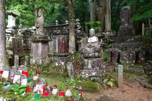 高野山金剛峯寺奥の院のお墓