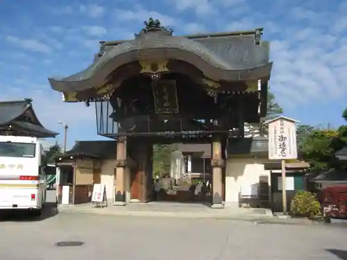 照蓮寺の山門