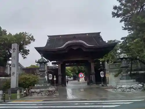 豊川閣　妙厳寺の山門・神門