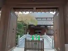 玉蔵院の山門