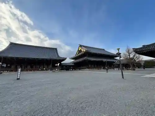 東本願寺（真宗本廟）の{uncategorized: "未分類", other: "その他", undefined: "問題あり", building: "その他建物", grave: "お墓", sacred_gate: "鳥居", guardian: "狛犬", statue: "像", buddha: "仏像", history: "歴史", nature: "自然", garden: "庭園", animal: "動物", pagoda: "塔", temizu: "手水舎", mountain_gate: "山門・神門", sanctuary: "本殿・本堂", subordinate: "末社・摂社", art: "芸術", scenery: "景色", jizo: "地蔵", ema: "絵馬", goshuin: "御朱印", omikuji: "おみくじ", items: "授与品その他", amulet: "お守り", goshuincho: "御朱印帳", eats: "食事", festival: "お祭り", votive_dance: "神楽", shichigosan: "七五三参", wedding: "結婚式", experience: "体験その他", initially: "初詣", around: "周辺", anti_infection: "感染症対策"}