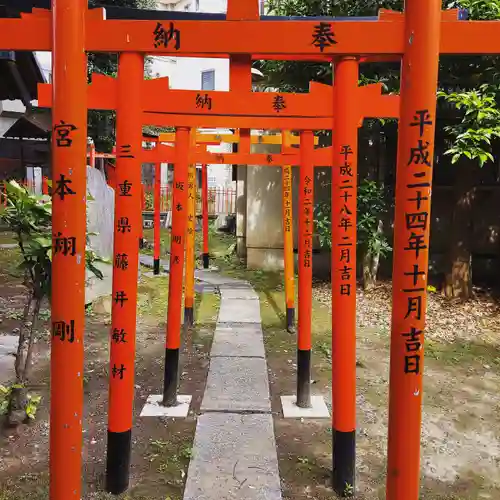 三囲神社の鳥居