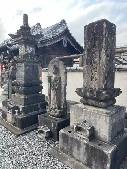 浄念寺の{uncategorized: "未分類", other: "その他", undefined: "問題あり", building: "その他建物", grave: "お墓", sacred_gate: "鳥居", guardian: "狛犬", statue: "像", buddha: "仏像", history: "歴史", nature: "自然", garden: "庭園", animal: "動物", pagoda: "塔", temizu: "手水舎", mountain_gate: "山門・神門", sanctuary: "本殿・本堂", subordinate: "末社・摂社", art: "芸術", scenery: "景色", jizo: "地蔵", ema: "絵馬", goshuin: "御朱印", omikuji: "おみくじ", items: "授与品その他", amulet: "お守り", goshuincho: "御朱印帳", eats: "食事", festival: "お祭り", votive_dance: "神楽", shichigosan: "七五三参", wedding: "結婚式", experience: "体験その他", initially: "初詣", around: "周辺", anti_infection: "感染症対策"}