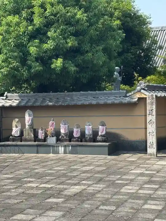 霊光院の{uncategorized: "未分類", other: "その他", undefined: "問題あり", building: "その他建物", grave: "お墓", sacred_gate: "鳥居", guardian: "狛犬", statue: "像", buddha: "仏像", history: "歴史", nature: "自然", garden: "庭園", animal: "動物", pagoda: "塔", temizu: "手水舎", mountain_gate: "山門・神門", sanctuary: "本殿・本堂", subordinate: "末社・摂社", art: "芸術", scenery: "景色", jizo: "地蔵", ema: "絵馬", goshuin: "御朱印", omikuji: "おみくじ", items: "授与品その他", amulet: "お守り", goshuincho: "御朱印帳", eats: "食事", festival: "お祭り", votive_dance: "神楽", shichigosan: "七五三参", wedding: "結婚式", experience: "体験その他", initially: "初詣", around: "周辺", anti_infection: "感染症対策"}