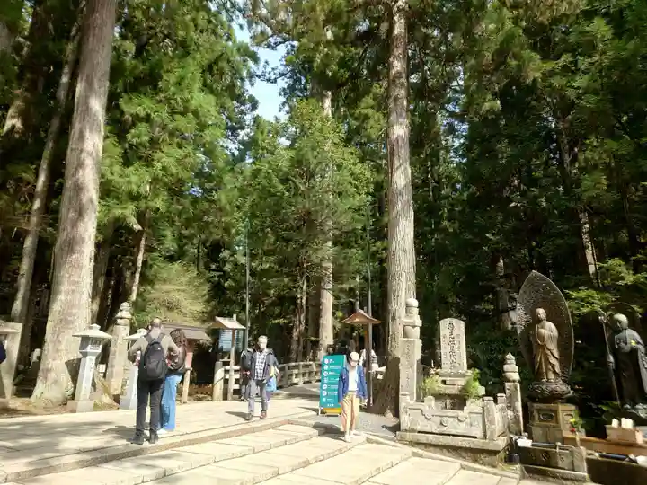 高野山金剛峯寺奥の院(和歌山県)