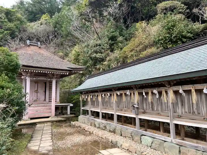 日御碕神社の{uncategorized: "未分類", other: "その他", undefined: "問題あり", building: "その他建物", grave: "お墓", sacred_gate: "鳥居", guardian: "狛犬", statue: "像", buddha: "仏像", history: "歴史", nature: "自然", garden: "庭園", animal: "動物", pagoda: "塔", temizu: "手水舎", mountain_gate: "山門・神門", sanctuary: "本殿・本堂", subordinate: "末社・摂社", art: "芸術", scenery: "景色", jizo: "地蔵", ema: "絵馬", goshuin: "御朱印", omikuji: "おみくじ", items: "授与品その他", amulet: "お守り", goshuincho: "御朱印帳", eats: "食事", festival: "お祭り", votive_dance: "神楽", shichigosan: "七五三参", wedding: "結婚式", experience: "体験その他", initially: "初詣", around: "周辺", anti_infection: "感染症対策"}