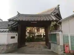 唯心寺の山門