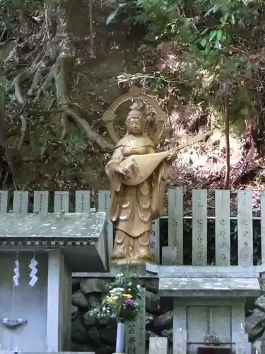 大本山七宝瀧寺の像