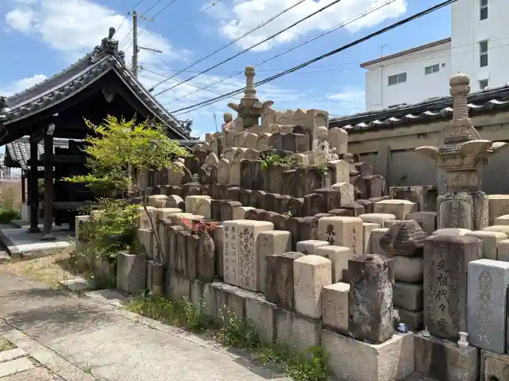 傳長寺(伝長寺)の{uncategorized: "未分類", other: "その他", undefined: "問題あり", building: "その他建物", grave: "お墓", sacred_gate: "鳥居", guardian: "狛犬", statue: "像", buddha: "仏像", history: "歴史", nature: "自然", garden: "庭園", animal: "動物", pagoda: "塔", temizu: "手水舎", mountain_gate: "山門・神門", sanctuary: "本殿・本堂", subordinate: "末社・摂社", art: "芸術", scenery: "景色", jizo: "地蔵", ema: "絵馬", goshuin: "御朱印", omikuji: "おみくじ", items: "授与品その他", amulet: "お守り", goshuincho: "御朱印帳", eats: "食事", festival: "お祭り", votive_dance: "神楽", shichigosan: "七五三参", wedding: "結婚式", experience: "体験その他", initially: "初詣", around: "周辺", anti_infection: "感染症対策"}