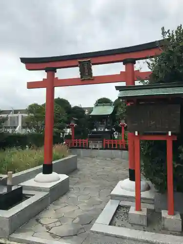 稲荷大明神（そごう横浜店・屋上）の鳥居