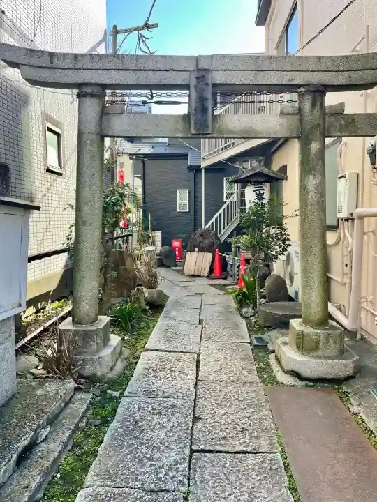 三峯神社の{uncategorized: "未分類", other: "その他", undefined: "問題あり", building: "その他建物", grave: "お墓", sacred_gate: "鳥居", guardian: "狛犬", statue: "像", buddha: "仏像", history: "歴史", nature: "自然", garden: "庭園", animal: "動物", pagoda: "塔", temizu: "手水舎", mountain_gate: "山門・神門", sanctuary: "本殿・本堂", subordinate: "末社・摂社", art: "芸術", scenery: "景色", jizo: "地蔵", ema: "絵馬", goshuin: "御朱印", omikuji: "おみくじ", items: "授与品その他", amulet: "お守り", goshuincho: "御朱印帳", eats: "食事", festival: "お祭り", votive_dance: "神楽", shichigosan: "七五三参", wedding: "結婚式", experience: "体験その他", initially: "初詣", around: "周辺", anti_infection: "感染症対策"}