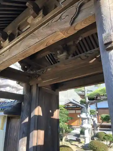 自得寺の山門