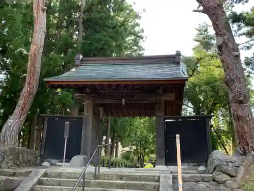 林泉寺の山門