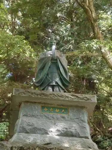 大嶽山那賀都神社の像