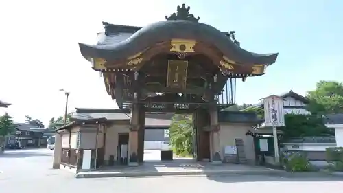 照蓮寺の山門