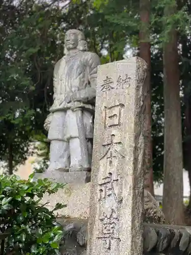 草薙神社の像