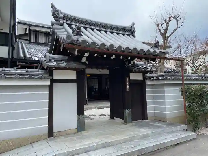 教法院の山門・神門