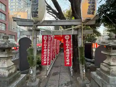 千種稲荷神社の{uncategorized: "未分類", other: "その他", undefined: "問題あり", building: "その他建物", grave: "お墓", sacred_gate: "鳥居", guardian: "狛犬", statue: "像", buddha: "仏像", history: "歴史", nature: "自然", garden: "庭園", animal: "動物", pagoda: "塔", temizu: "手水舎", mountain_gate: "山門・神門", sanctuary: "本殿・本堂", subordinate: "末社・摂社", art: "芸術", scenery: "景色", jizo: "地蔵", ema: "絵馬", goshuin: "御朱印", omikuji: "おみくじ", items: "授与品その他", amulet: "お守り", goshuincho: "御朱印帳", eats: "食事", festival: "お祭り", votive_dance: "神楽", shichigosan: "七五三参", wedding: "結婚式", experience: "体験その他", initially: "初詣", around: "周辺", anti_infection: "感染症対策"}