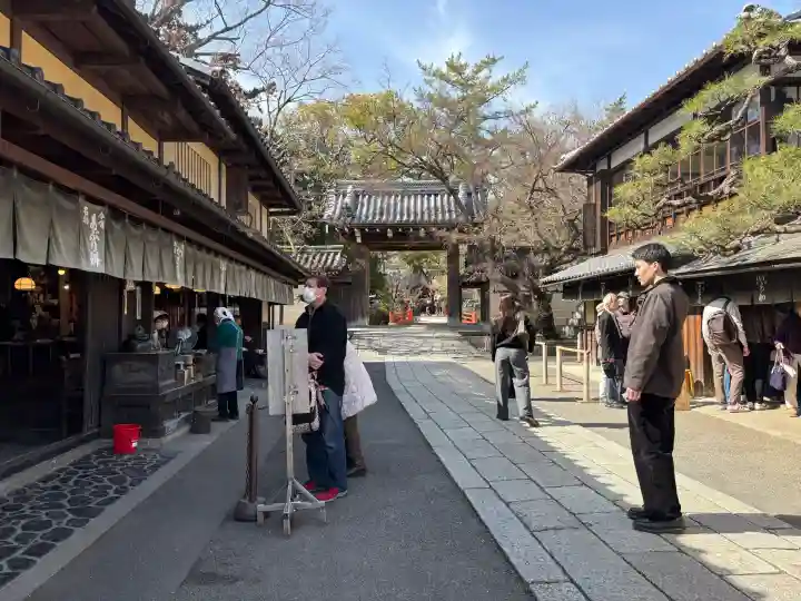 今宮神社の{uncategorized: "未分類", other: "その他", undefined: "問題あり", building: "その他建物", grave: "お墓", sacred_gate: "鳥居", guardian: "狛犬", statue: "像", buddha: "仏像", history: "歴史", nature: "自然", garden: "庭園", animal: "動物", pagoda: "塔", temizu: "手水舎", mountain_gate: "山門・神門", sanctuary: "本殿・本堂", subordinate: "末社・摂社", art: "芸術", scenery: "景色", jizo: "地蔵", ema: "絵馬", goshuin: "御朱印", omikuji: "おみくじ", items: "授与品その他", amulet: "お守り", goshuincho: "御朱印帳", eats: "食事", festival: "お祭り", votive_dance: "神楽", shichigosan: "七五三参", wedding: "結婚式", experience: "体験その他", initially: "初詣", around: "周辺", anti_infection: "感染症対策"}