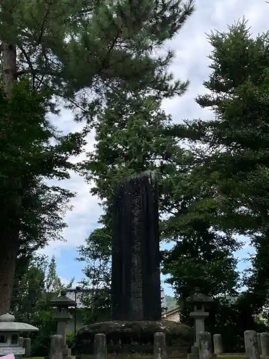石見国一宮 物部神社の{uncategorized: "未分類", other: "その他", undefined: "問題あり", building: "その他建物", grave: "お墓", sacred_gate: "鳥居", guardian: "狛犬", statue: "像", buddha: "仏像", history: "歴史", nature: "自然", garden: "庭園", animal: "動物", pagoda: "塔", temizu: "手水舎", mountain_gate: "山門・神門", sanctuary: "本殿・本堂", subordinate: "末社・摂社", art: "芸術", scenery: "景色", jizo: "地蔵", ema: "絵馬", goshuin: "御朱印", omikuji: "おみくじ", items: "授与品その他", amulet: "お守り", goshuincho: "御朱印帳", eats: "食事", festival: "お祭り", votive_dance: "神楽", shichigosan: "七五三参", wedding: "結婚式", experience: "体験その他", initially: "初詣", around: "周辺", anti_infection: "感染症対策"}