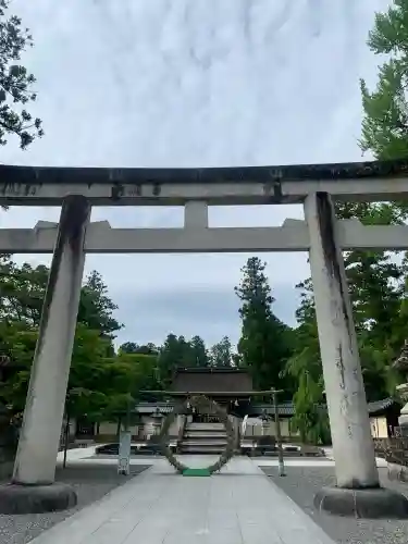 多賀大社の{uncategorized: "未分類", other: "その他", undefined: "問題あり", building: "その他建物", grave: "お墓", sacred_gate: "鳥居", guardian: "狛犬", statue: "像", buddha: "仏像", history: "歴史", nature: "自然", garden: "庭園", animal: "動物", pagoda: "塔", temizu: "手水舎", mountain_gate: "山門・神門", sanctuary: "本殿・本堂", subordinate: "末社・摂社", art: "芸術", scenery: "景色", jizo: "地蔵", ema: "絵馬", goshuin: "御朱印", omikuji: "おみくじ", items: "授与品その他", amulet: "お守り", goshuincho: "御朱印帳", eats: "食事", festival: "お祭り", votive_dance: "神楽", shichigosan: "七五三参", wedding: "結婚式", experience: "体験その他", initially: "初詣", around: "周辺", anti_infection: "感染症対策"}