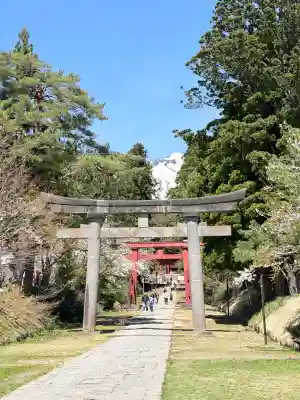 奥富士出雲神社の{uncategorized: "未分類", other: "その他", undefined: "問題あり", building: "その他建物", grave: "お墓", sacred_gate: "鳥居", guardian: "狛犬", statue: "像", buddha: "仏像", history: "歴史", nature: "自然", garden: "庭園", animal: "動物", pagoda: "塔", temizu: "手水舎", mountain_gate: "山門・神門", sanctuary: "本殿・本堂", subordinate: "末社・摂社", art: "芸術", scenery: "景色", jizo: "地蔵", ema: "絵馬", goshuin: "御朱印", omikuji: "おみくじ", items: "授与品その他", amulet: "お守り", goshuincho: "御朱印帳", eats: "食事", festival: "お祭り", votive_dance: "神楽", shichigosan: "七五三参", wedding: "結婚式", experience: "体験その他", initially: "初詣", around: "周辺", anti_infection: "感染症対策"}