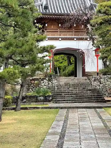 釈迦院の山門