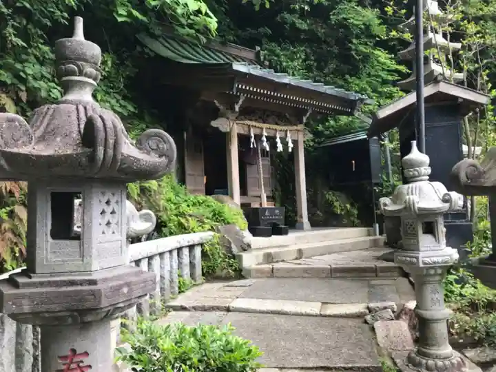 銭洗弁財天宇賀福神社の末社・摂社