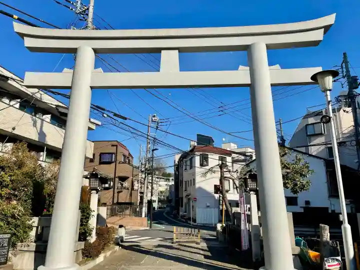 新宿下落合氷川神社の{uncategorized: "未分類", other: "その他", undefined: "問題あり", building: "その他建物", grave: "お墓", sacred_gate: "鳥居", guardian: "狛犬", statue: "像", buddha: "仏像", history: "歴史", nature: "自然", garden: "庭園", animal: "動物", pagoda: "塔", temizu: "手水舎", mountain_gate: "山門・神門", sanctuary: "本殿・本堂", subordinate: "末社・摂社", art: "芸術", scenery: "景色", jizo: "地蔵", ema: "絵馬", goshuin: "御朱印", omikuji: "おみくじ", items: "授与品その他", amulet: "お守り", goshuincho: "御朱印帳", eats: "食事", festival: "お祭り", votive_dance: "神楽", shichigosan: "七五三参", wedding: "結婚式", experience: "体験その他", initially: "初詣", around: "周辺", anti_infection: "感染症対策"}