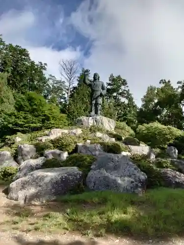 三峯神社の像