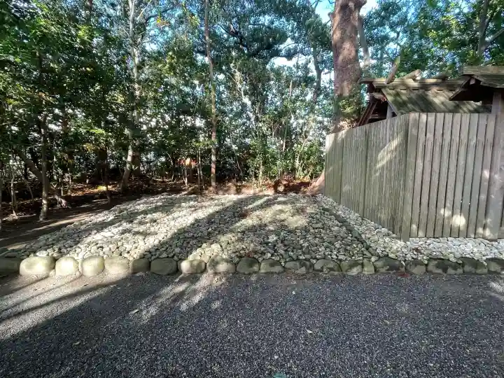 河原神社(豊受大神宮摂社)・毛理神社(豊受大神宮末社)の{uncategorized: "未分類", other: "その他", undefined: "問題あり", building: "その他建物", grave: "お墓", sacred_gate: "鳥居", guardian: "狛犬", statue: "像", buddha: "仏像", history: "歴史", nature: "自然", garden: "庭園", animal: "動物", pagoda: "塔", temizu: "手水舎", mountain_gate: "山門・神門", sanctuary: "本殿・本堂", subordinate: "末社・摂社", art: "芸術", scenery: "景色", jizo: "地蔵", ema: "絵馬", goshuin: "御朱印", omikuji: "おみくじ", items: "授与品その他", amulet: "お守り", goshuincho: "御朱印帳", eats: "食事", festival: "お祭り", votive_dance: "神楽", shichigosan: "七五三参", wedding: "結婚式", experience: "体験その他", initially: "初詣", around: "周辺", anti_infection: "感染症対策"}