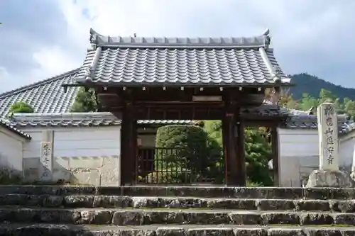 盛安寺の山門