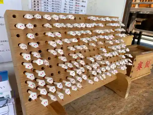 岩国白蛇神社の{uncategorized: "未分類", other: "その他", undefined: "問題あり", building: "その他建物", grave: "お墓", sacred_gate: "鳥居", guardian: "狛犬", statue: "像", buddha: "仏像", history: "歴史", nature: "自然", garden: "庭園", animal: "動物", pagoda: "塔", temizu: "手水舎", mountain_gate: "山門・神門", sanctuary: "本殿・本堂", subordinate: "末社・摂社", art: "芸術", scenery: "景色", jizo: "地蔵", ema: "絵馬", goshuin: "御朱印", omikuji: "おみくじ", items: "授与品その他", amulet: "お守り", goshuincho: "御朱印帳", eats: "食事", festival: "お祭り", votive_dance: "神楽", shichigosan: "七五三参", wedding: "結婚式", experience: "体験その他", initially: "初詣", around: "周辺", anti_infection: "感染症対策"}